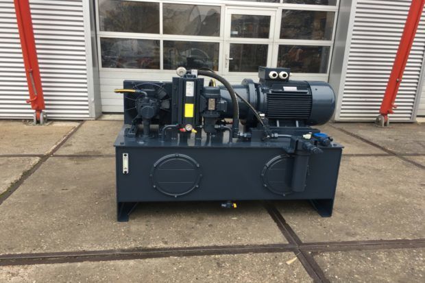 ein hydraulisches System gebaut für den Transport der Betonplatten