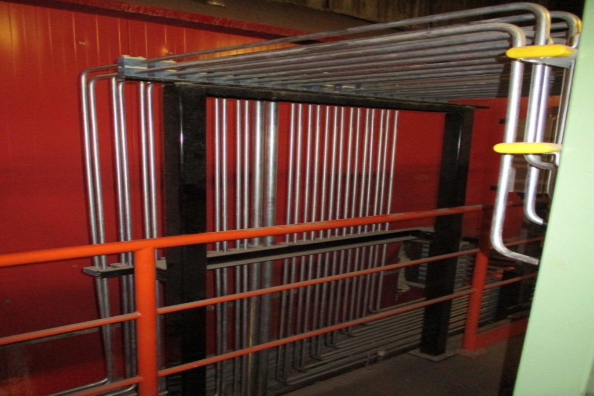 Moving floors in waste technology
