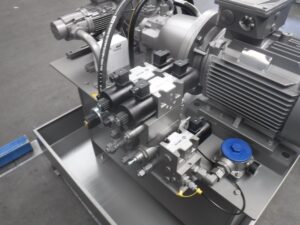 Hydraulic system for pallet tilting machine