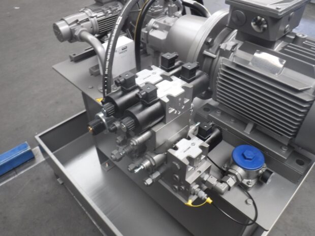 Hydraulic system for pallet tilting machine