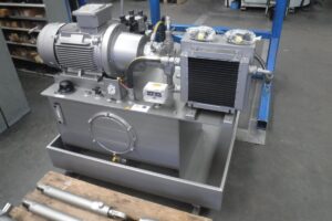 Hydraulic system for pallet tilting machine