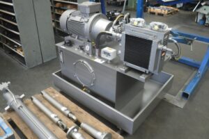 Hydraulic system for pallet tilting machine
