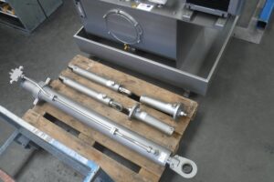 Hydraulic system for pallet tilting machine